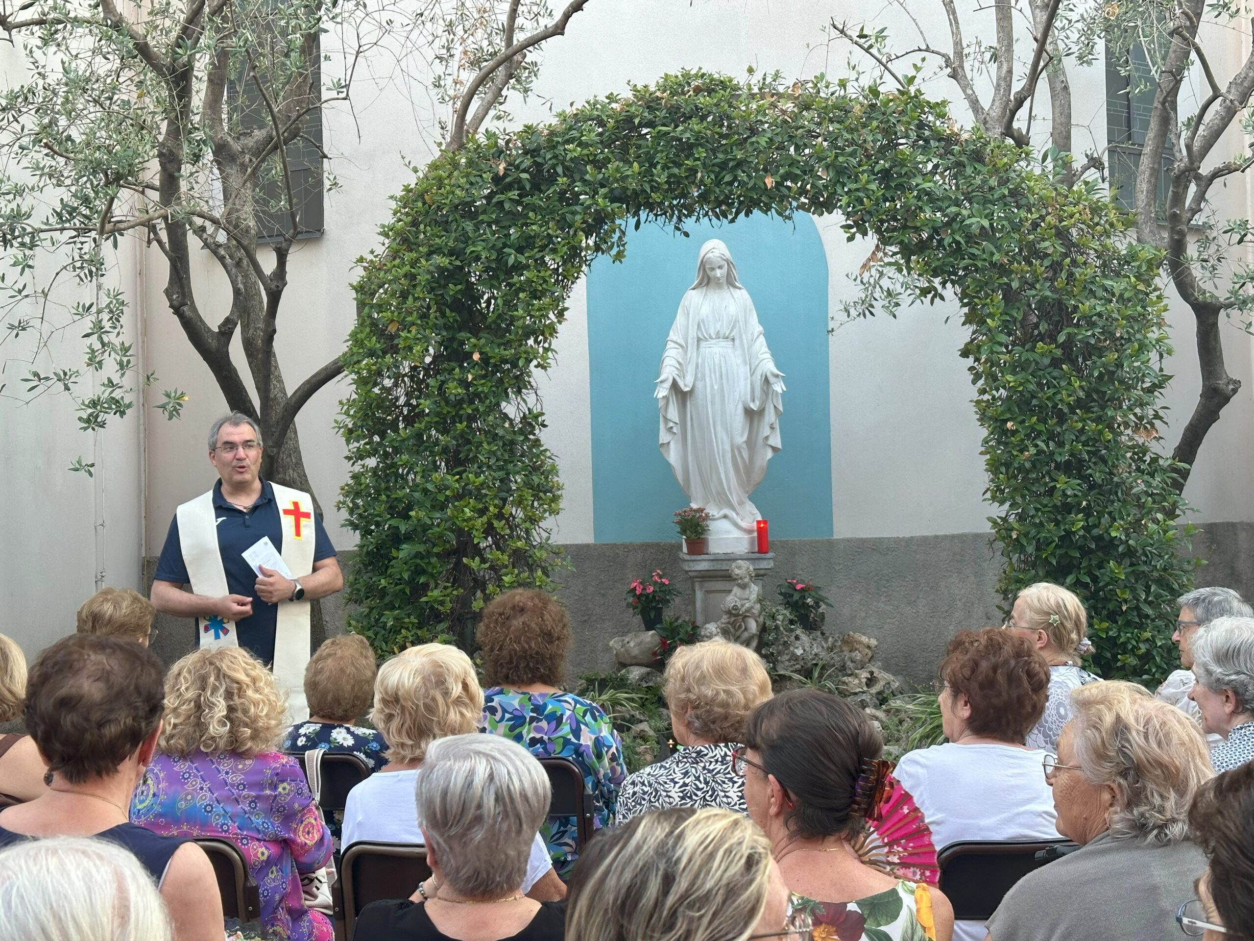S .Rosario nel cortile della Casa Parrocchiale